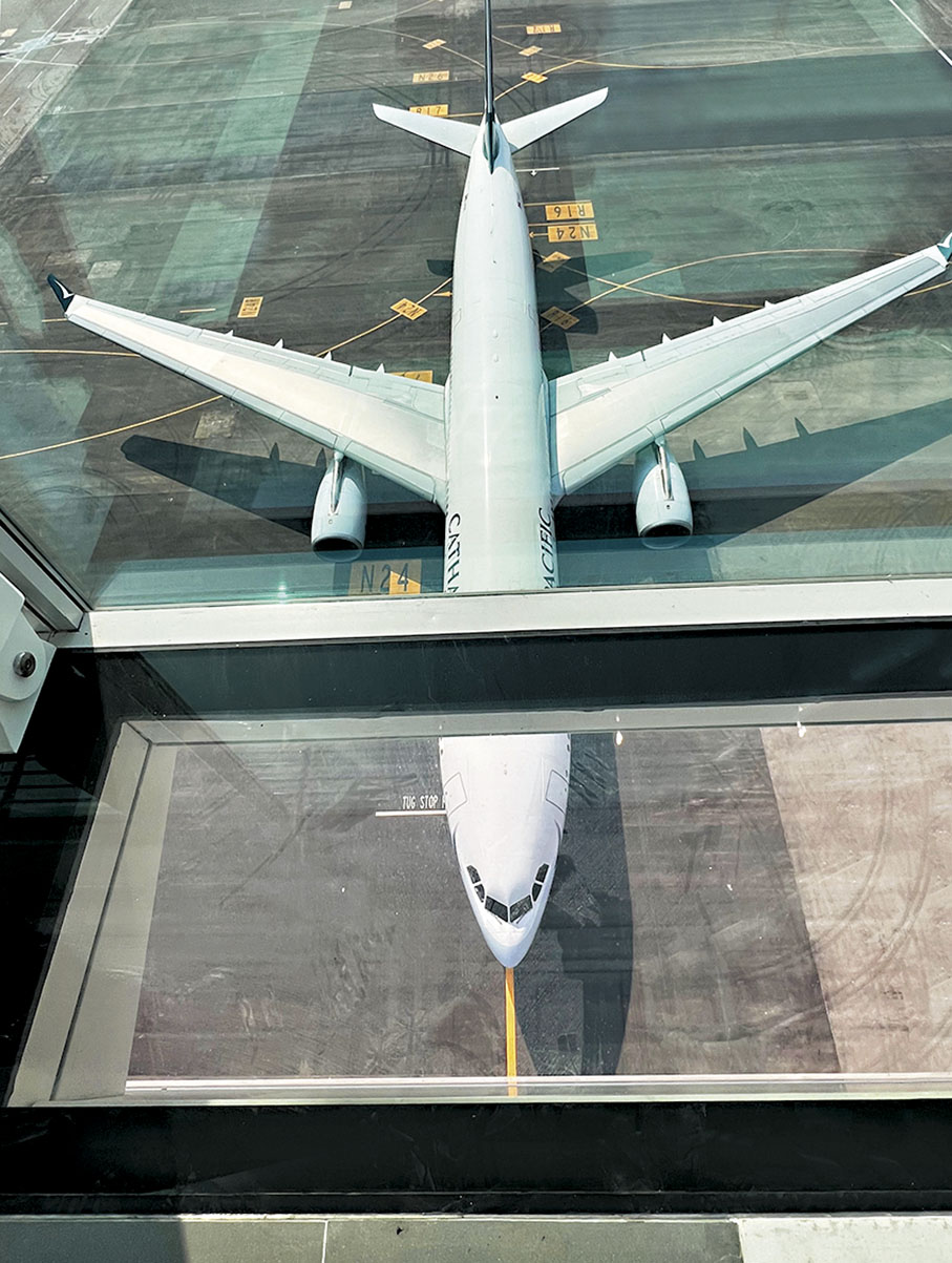 ◆旅客可從腳下看見飛機滑行經過。 機管局供圖