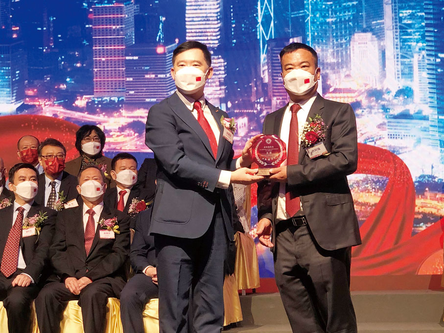 ◆胡健民（左）頒發選任狀予第三屆主席許阿強。