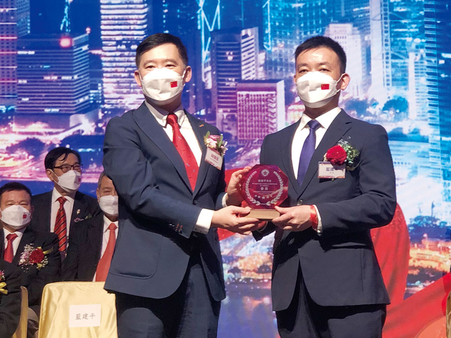 ◆胡健民（左）頒發選任狀予第三屆會長藍建平。