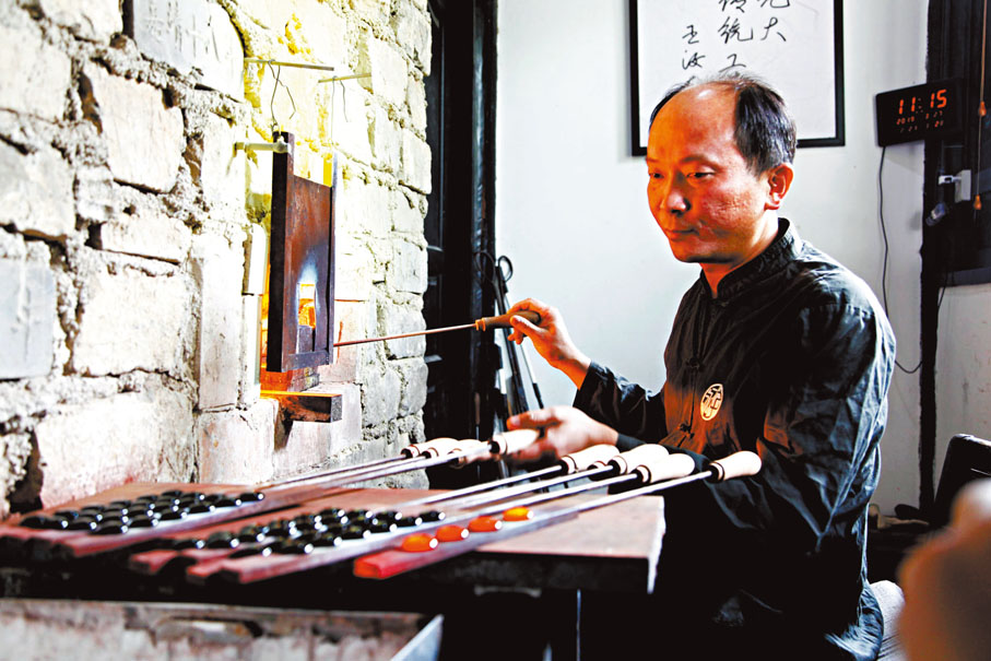 ◆ 李國偉在製作永子圍棋。