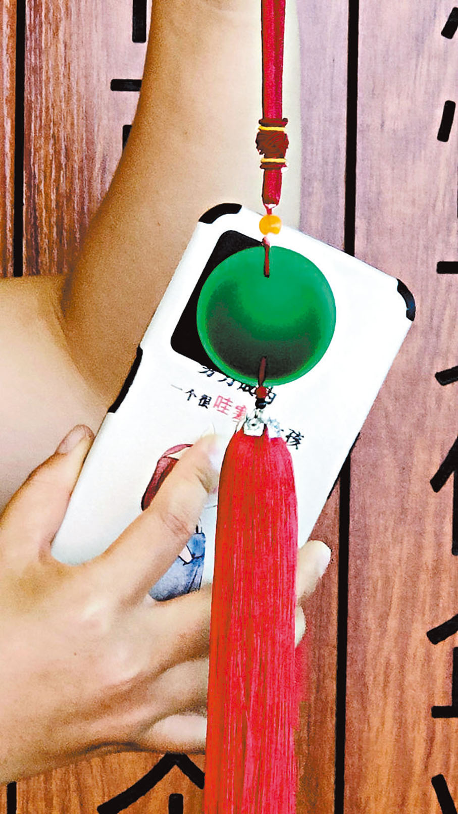 ◆強光下的永子車掛墜通體碧綠。