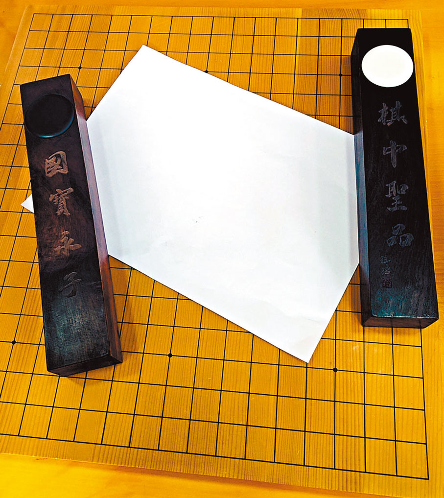 ◆永子與紅木組合的鎮紙。