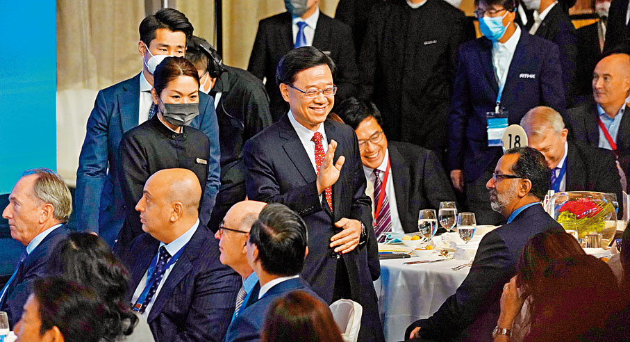 ◆「國際金融領袖投資峰會」昨日在中環四季酒店大禮堂開幕。圖為行政長官李家超與出席峰會的嘉賓親切互動。香港文匯報記者曾興偉  攝