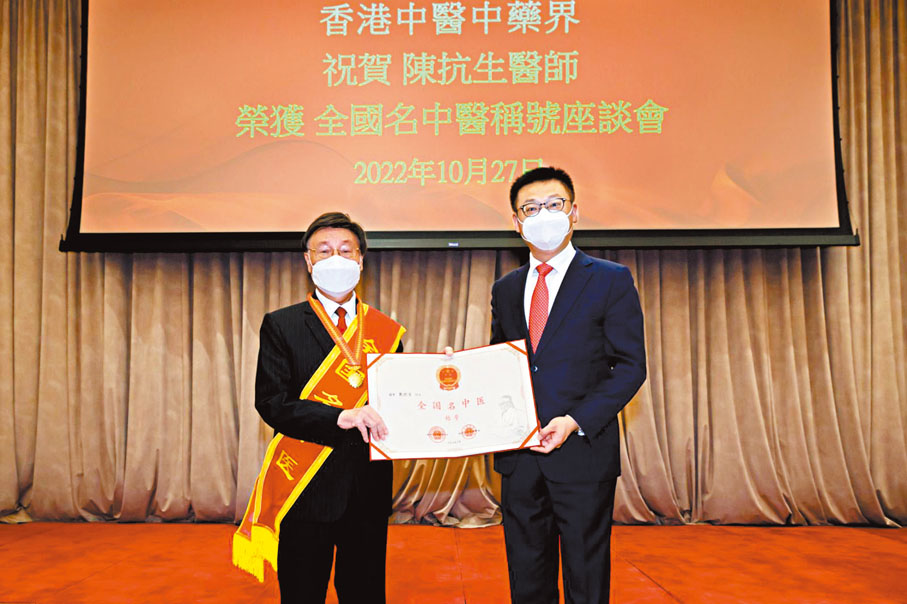 ◆陳抗生早前在香港獲頒授榮譽。 香港文匯報記者  攝