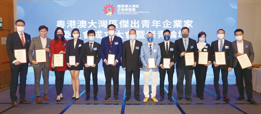 ◆ 聯盟主席蔡冠深博士（左七）為傑青委員會主席、副主席和執委頒發委任狀。