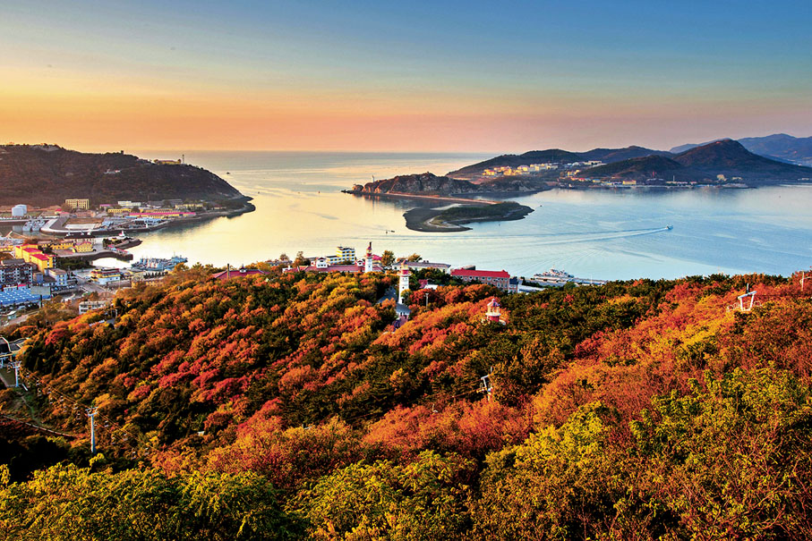 ◆在白玉山頂眺望旅順口秋色，「老虎尾」近在咫尺。