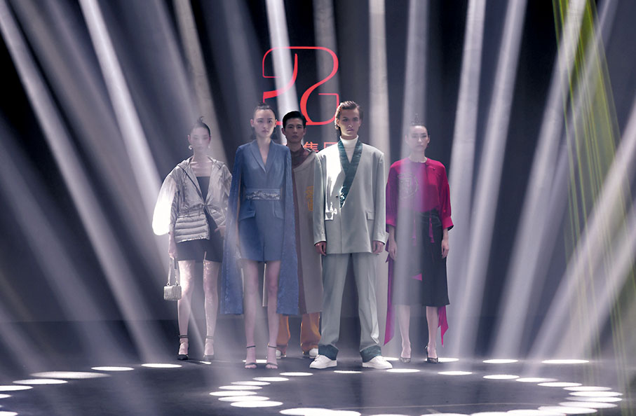 ◆「永定、和系列服裝發布會」上展示京工集團推出的時裝。