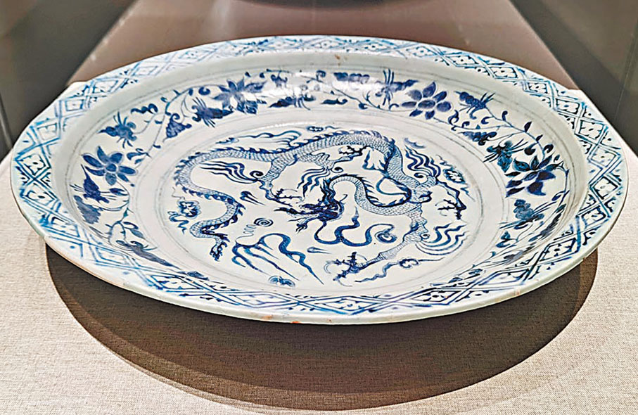 ◆青花纏枝牡丹雲龍紋盤（修復件）