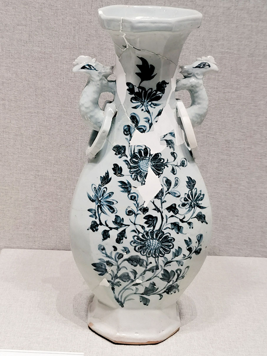 ◆青花八棱盤口纏枝菊花鳳首耳銜環瓶