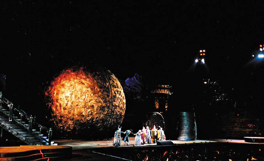 ◆維羅納圓形競技場的舞台龐大，演員陣容亦龐大。 中和出版社供圖