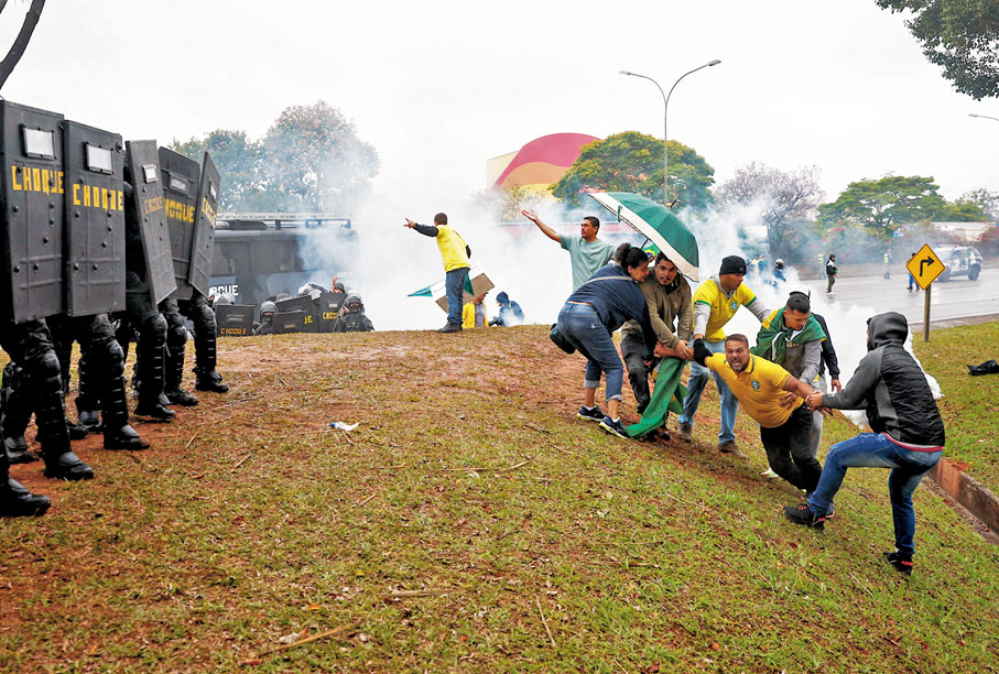 ◆示威者與警方爆發衝突，警方施放催淚氣體驅散人群。 路透社