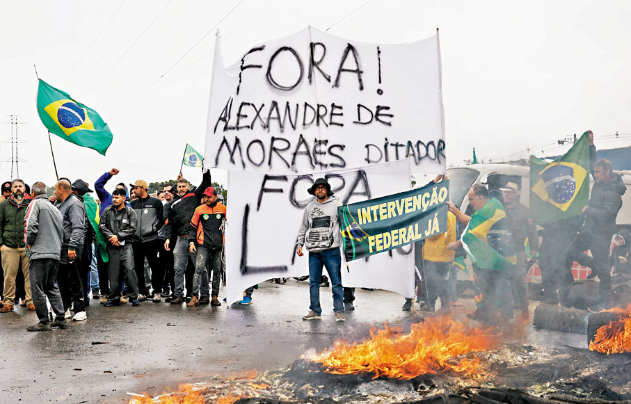 ◆示威者焚燒雜物堵路。 路透社