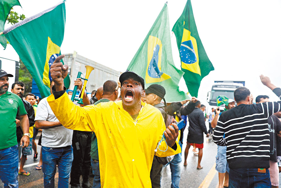 ◆博爾索納羅支持者激動咆哮。路透社