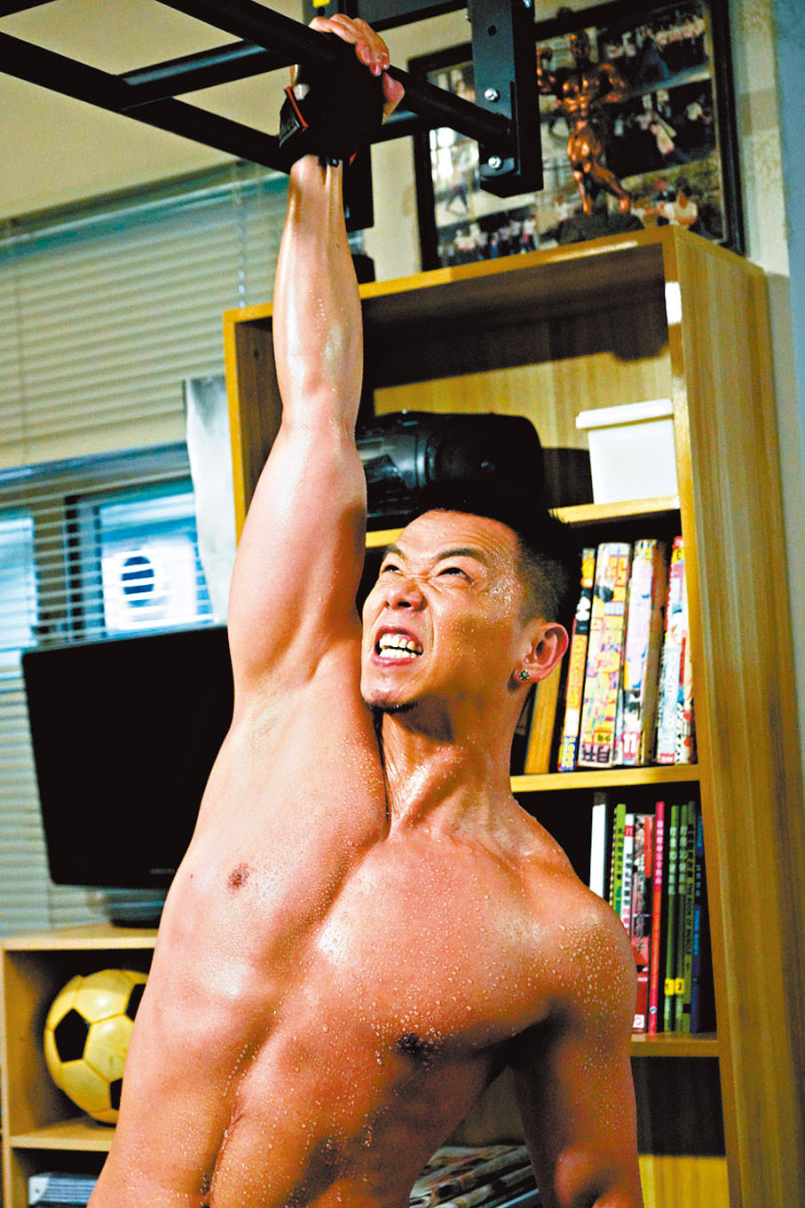 ◆林子善爆肌做引體上升。