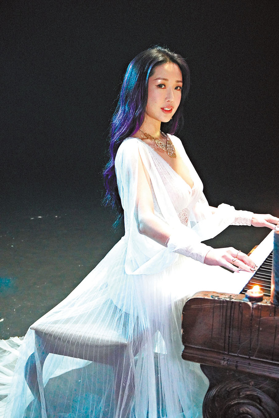 ◆ 崔碧珈低胸性感皇后造型十分迷人。