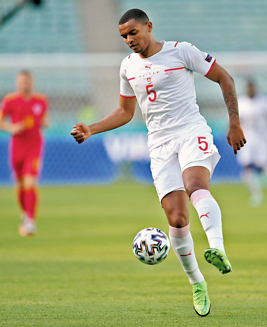 ◆艾簡治是瑞士隊防守反擊的戰術重心，只是今季轉投曼城的他，近日據報又添新傷，或會成為競技狀態的隱憂。美聯社