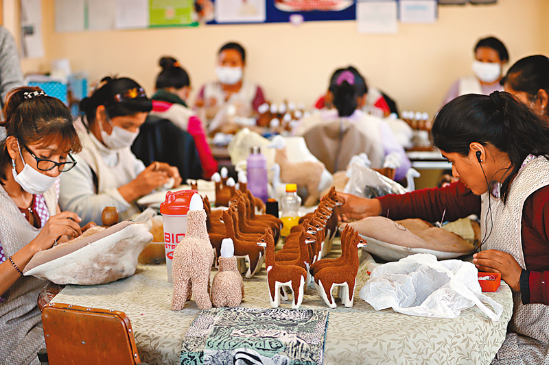 ◆秘魯手工藝人正在製作羊駝毛玩偶。  受訪者供圖