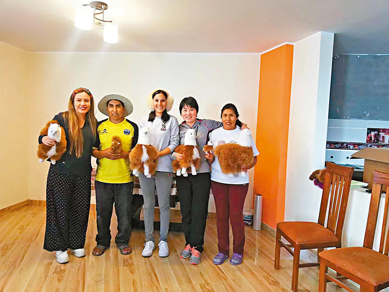 ◆Warmpaca創始人ALEJANDRA（左一）、Ysabel Zea(中）、馬玉霞（右二）與馬馬尼大叔（左二）以及馬馬尼大叔的妻子（右一）。  受訪者供圖