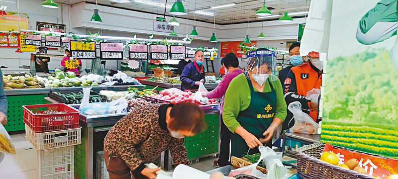 ◆市民在鄭州供銷超市內揀選蔬果。    受訪者供圖