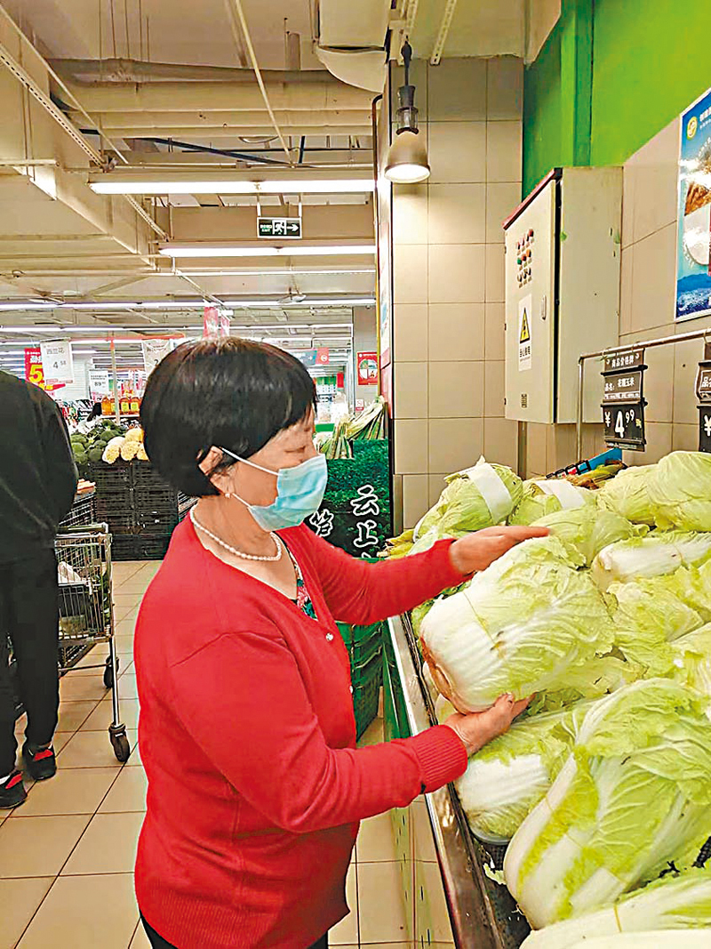 ◆ 劉女士最愛去家附近的供銷超市買菜。  受訪者供圖
