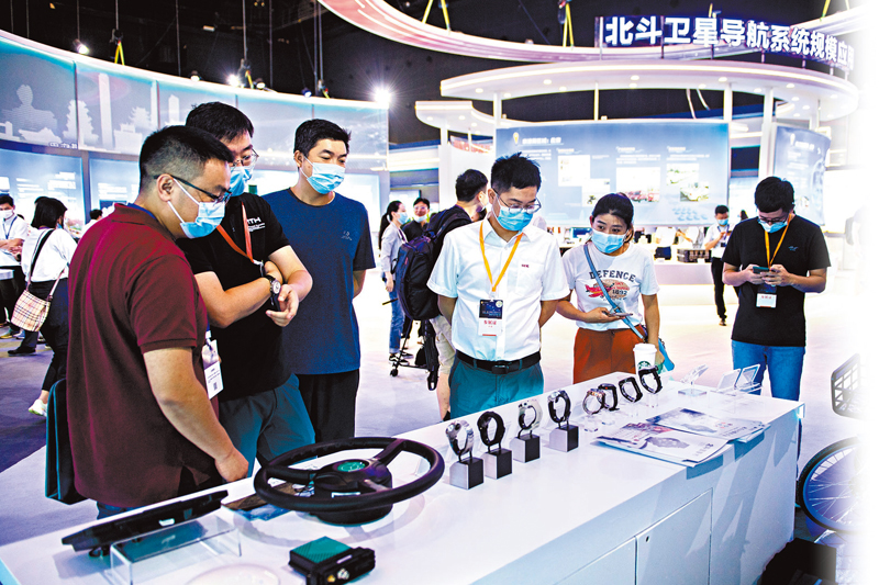 ◆中國不斷推進北斗產品、服務和產業國際應用的深度和廣度，加速北斗規模應用國際化進程，助力全球經濟社會發展和民生改善，增進世界人民福祉。圖為早前湖南國際會展中心，觀眾在北斗衛星導航系統成果展上參觀。資料圖片