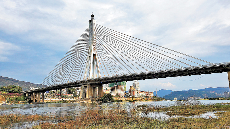 ◆瀾滄江穿過景洪市區。 作者供圖