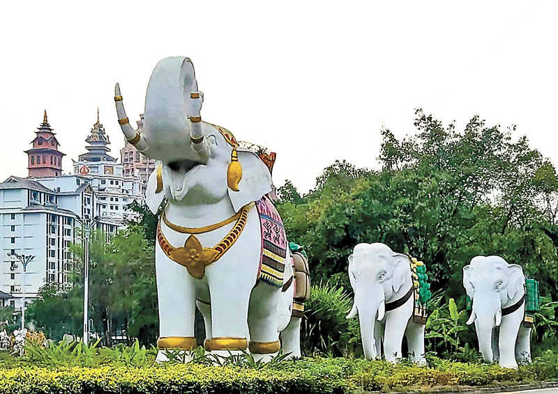 ◆景洪街頭大象迎賓。 作者供圖