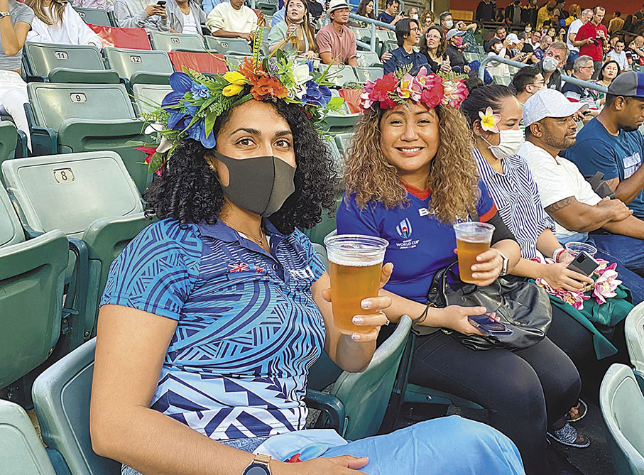 ◆Natasha（左）來港七年、連續五屆均有入場觀看「七欖」。 香港文匯報記者郭正謙  攝