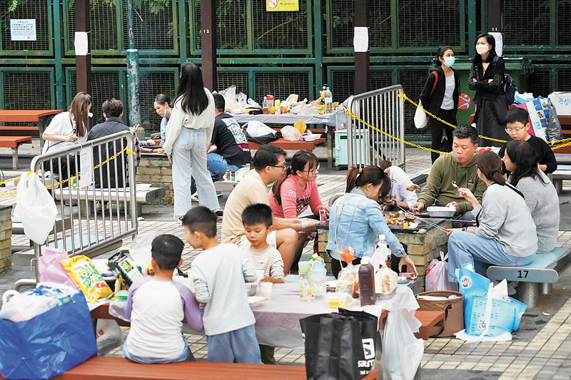 ◆市民急不及待前往獅子山公園燒烤場。 香港文匯報記者曾興偉  攝
