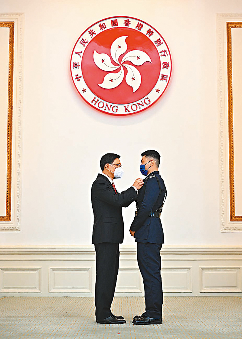 ◆蘇敬祖獲頒授銀英勇勳章。