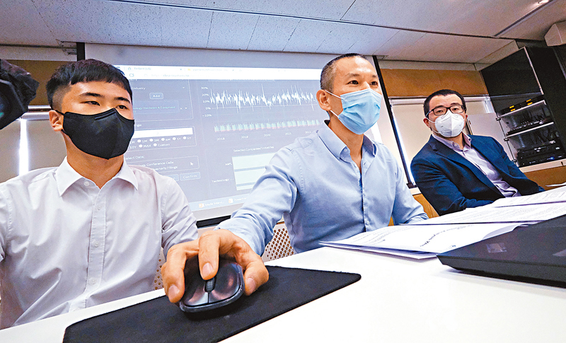 ◆科大黃昊(左二)表示,FinSent 可能有助投資決策。 香港文匯報記者涂穴 攝