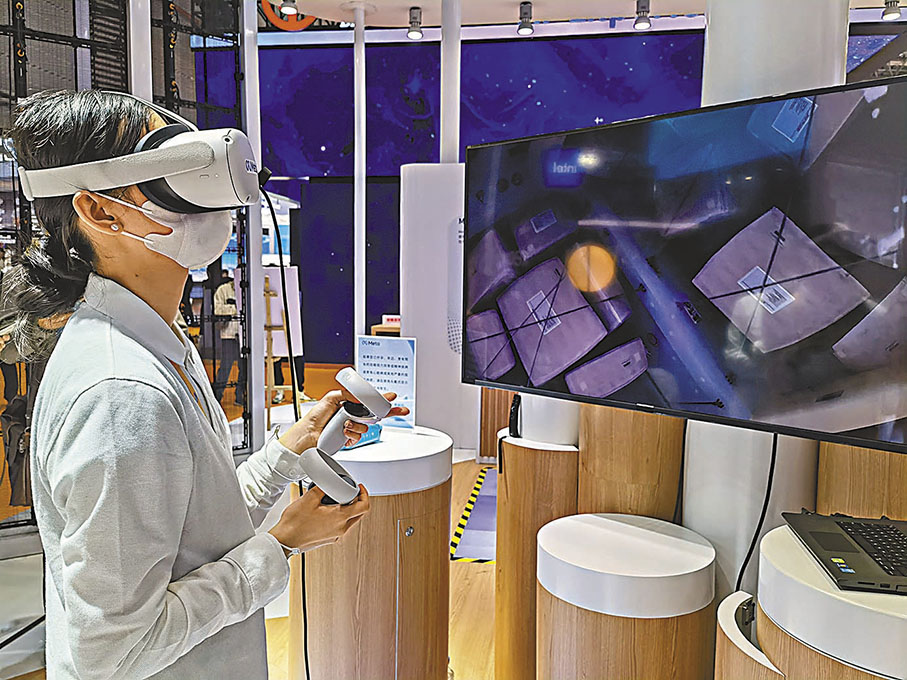 ◆ 在Meta展台，體驗者實現了太空探索。 香港文匯報記者倪夢璟 攝