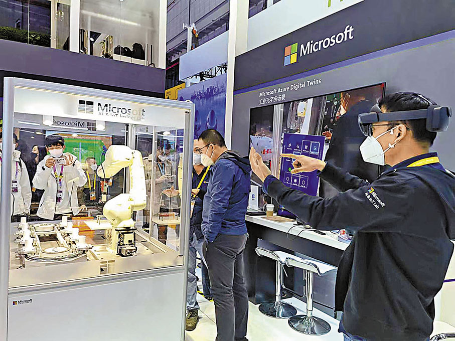 ◆在微軟展台，混合現實眼鏡設備實現「隔空」操作。 香港文匯報記者倪夢璟  攝