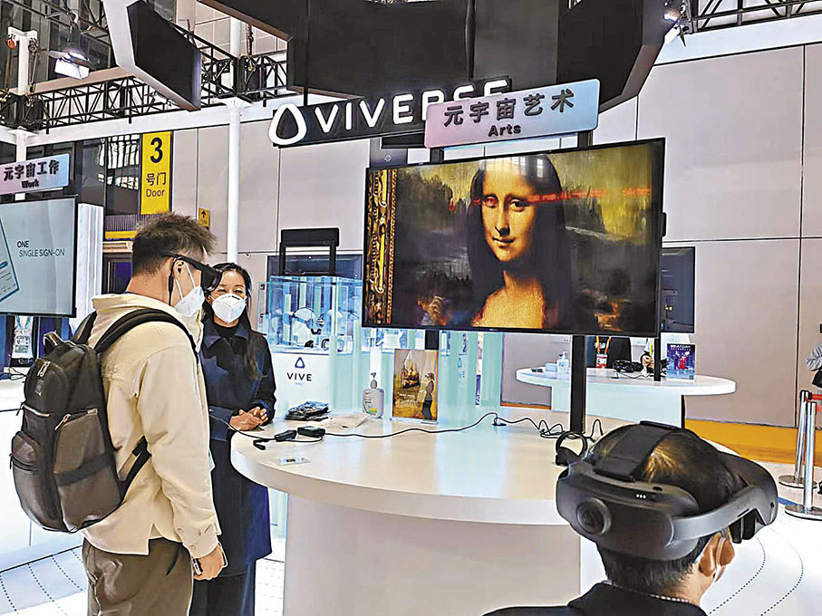 ◆元宇宙藝術展讓體驗者近距離參觀世界名畫。 香港文匯報記者倪夢璟   攝