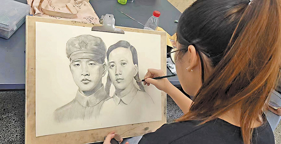 ◆正在作畫的學生。