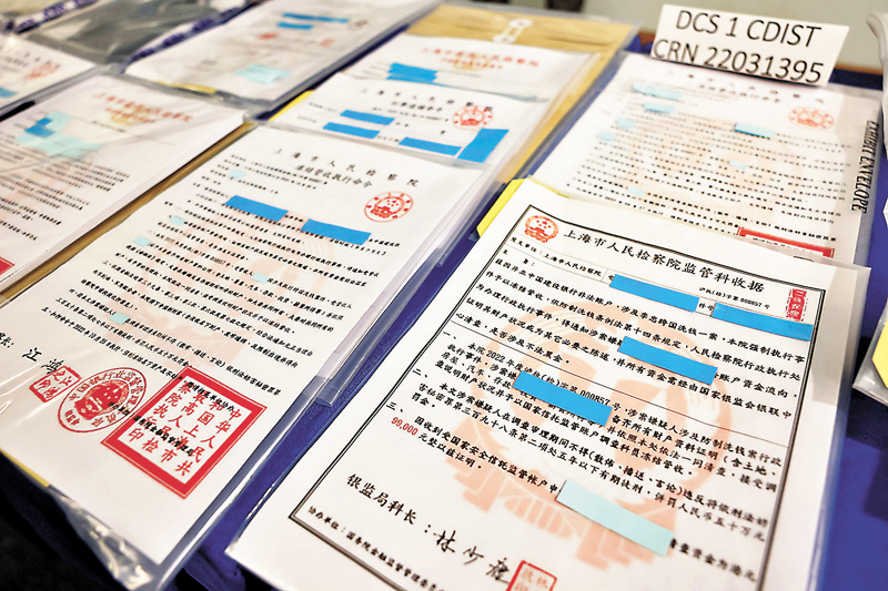 ◆ 警方展示檢獲的多張虛假內地法庭拘捕令。香港文匯報記者劉友光 攝