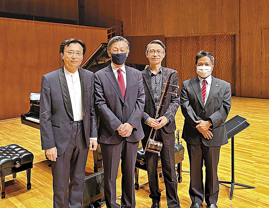 ◆左起：鋼琴演奏家張韜、日本駐港總領事館大使暨總領事岡田健一、二胡演奏家王憓和佳能香港董事長及行政總裁尾澤一弘合影。