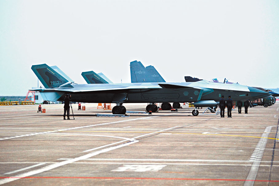 殲-20  中國現役最先進的五代隱形戰鬥機，具備超隱身能力、超音速巡航能力、超機動性能和超戰場態勢感知能力。在機體的設計方面，與美國F22及F35隱形戰鬥機的常規氣動布局不同，中國殲-20採用鴨翼氣動布局設計，既能保證隱形性能，還極大地增加機動性。