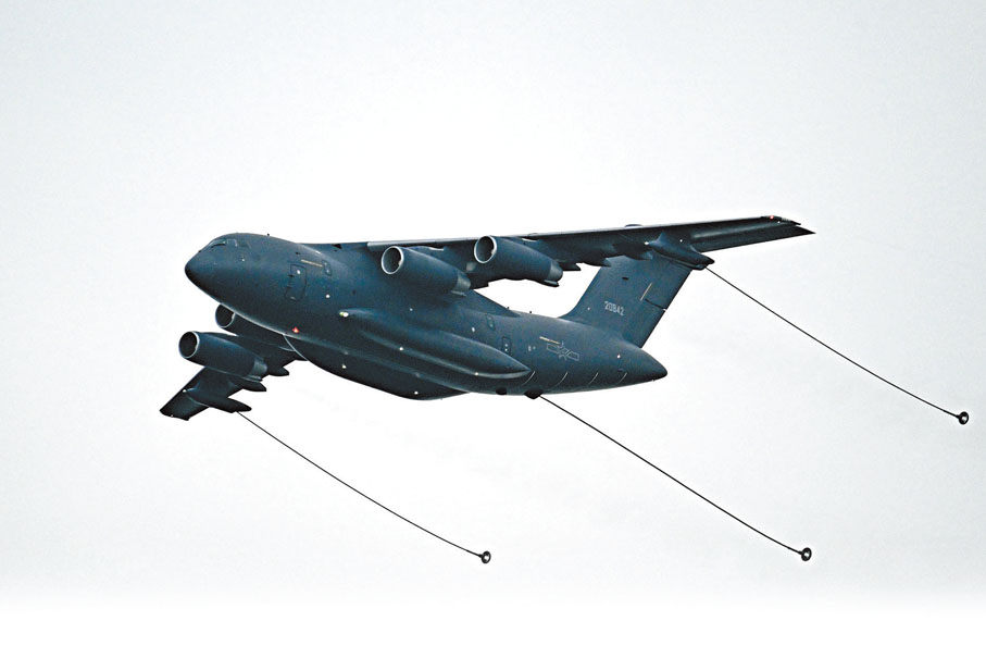 運油-20  中國自主研製生產的首款大型加油機，可有效增強航空兵遠程機動能力，並可擔負與運-20飛機相同的空中投送任務。被昵稱為「奶媽」的空中加油機是當之無愧的「力量倍增器」，是提升軍用飛機作戰能力的重要因素。