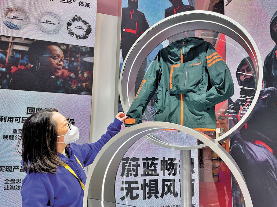 ◆ adidas採用全新薄膜材料製成的衣服。香港文匯報記者夏微  攝