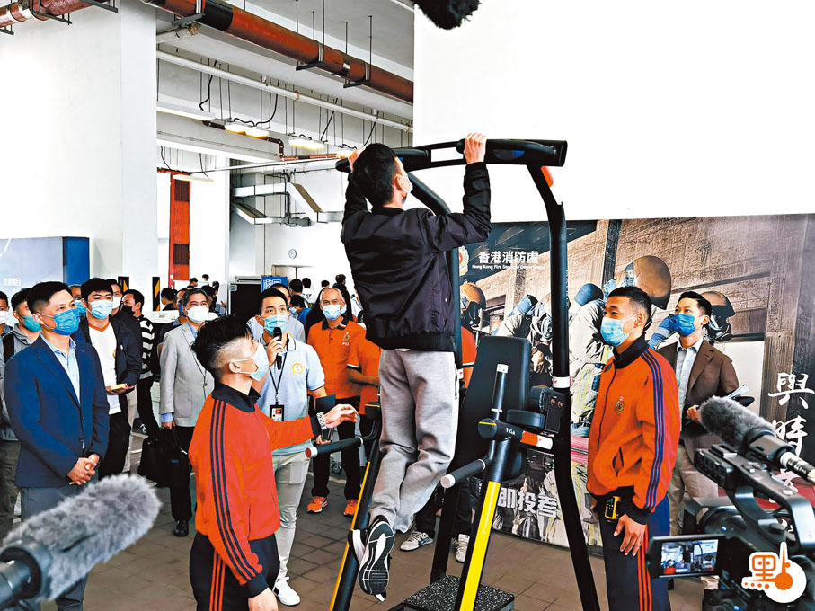 ◆有同學親身感受模擬投考體能測試。大公文匯全媒體記者  攝