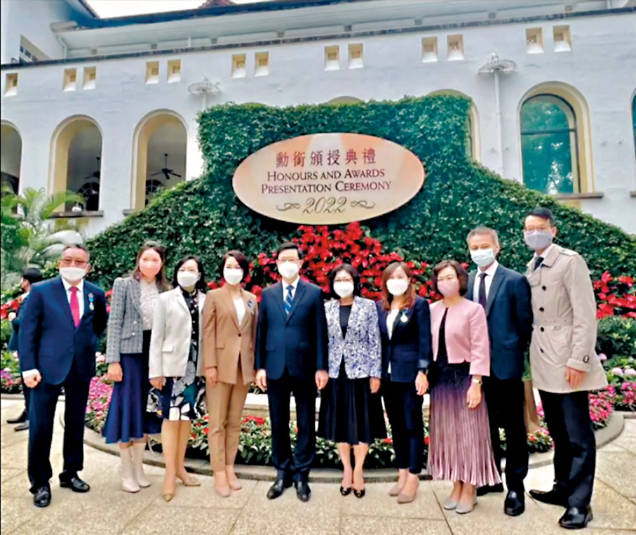 ◆部分獲獎者與特首李家超在禮賓府合影。 郭芙蓉Fb圖片