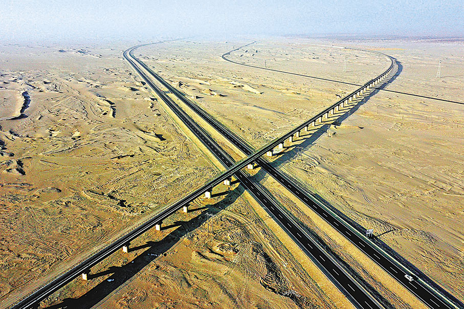 ◆ 和若鐵路連接新疆和田至若羌，結束南疆5個縣不通火車的歷史，旅客坐火車可以直達若羌、庫爾勒、烏魯木齊。 作者供圖