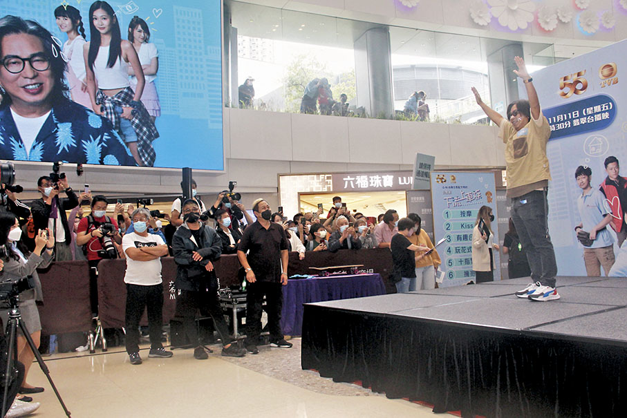 ◆ 林敏驄舉手回應市民的支持。