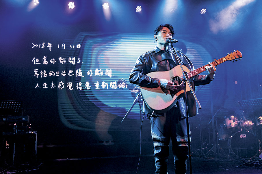 ◆ 安俊豪特別為亡父自彈自唱《捍衛者》。