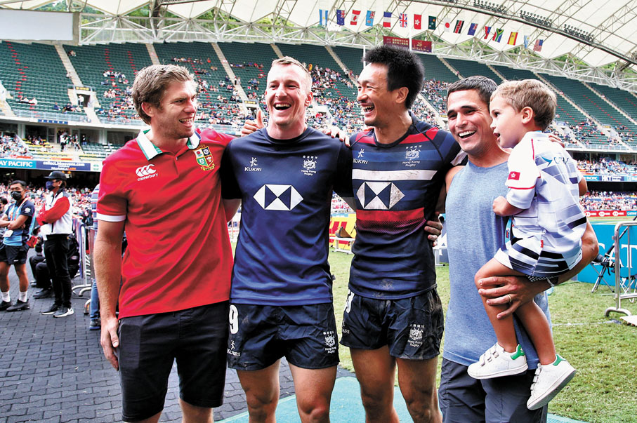 ◆舊隊友韋馬克（左一）、麥昆（左二）及華路雲（右二）專程入場支持姚錦成。