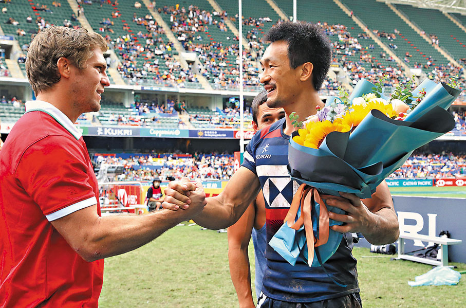 ◆曾表示最後一次在香港七欖上陣的姚錦成（右），獲送上鮮花致謝。