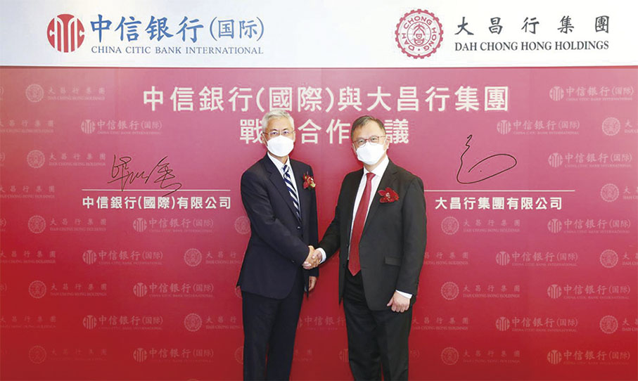 ◆ 畢明強（左）與黎汝雄（右），簽署戰略合作協議。