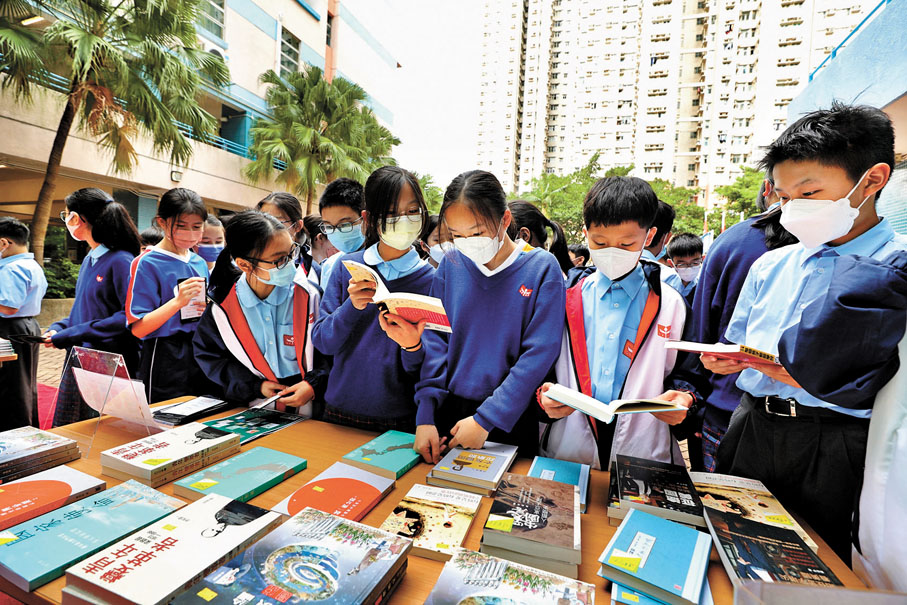 ◆ 學生翻閱圖書車上的圖書。 受訪者供圖