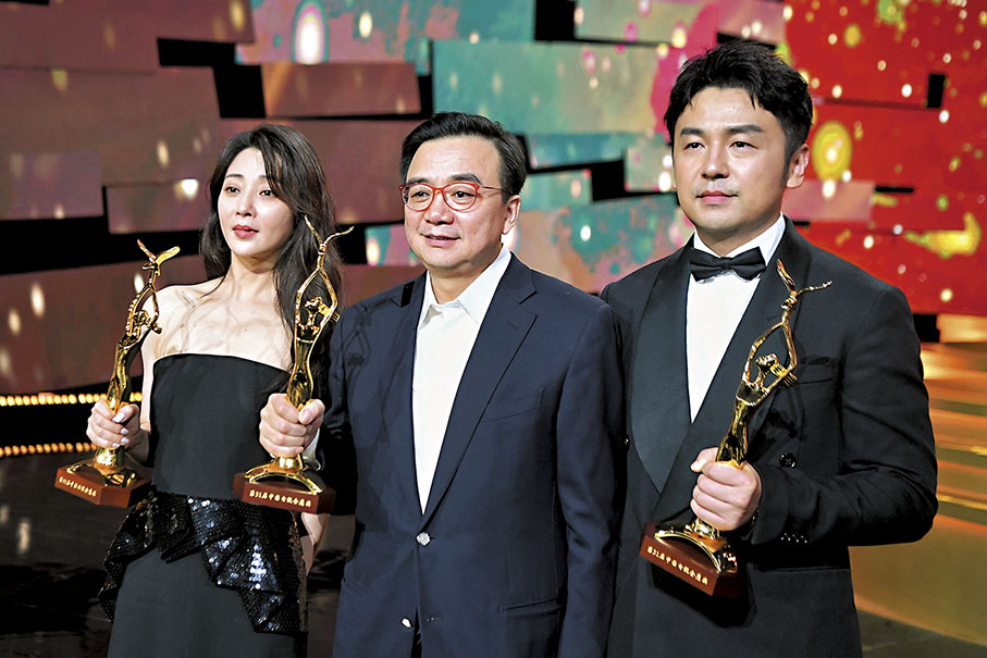 ◆左起：殷桃、李路及雷佳音拿着獎座合照。 